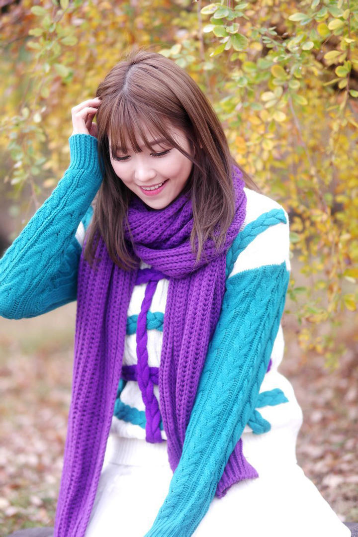 围着紫色围巾的韩国美女明星李恩慧图片