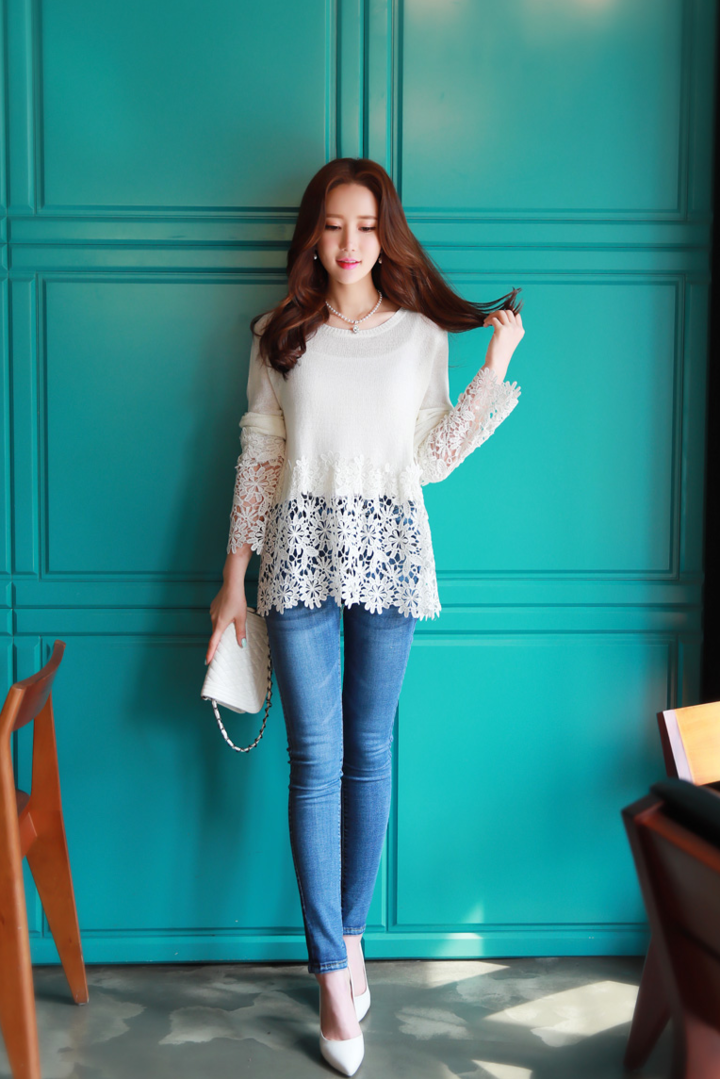 穿着牛仔裤的性感韩国美女李妍静图片