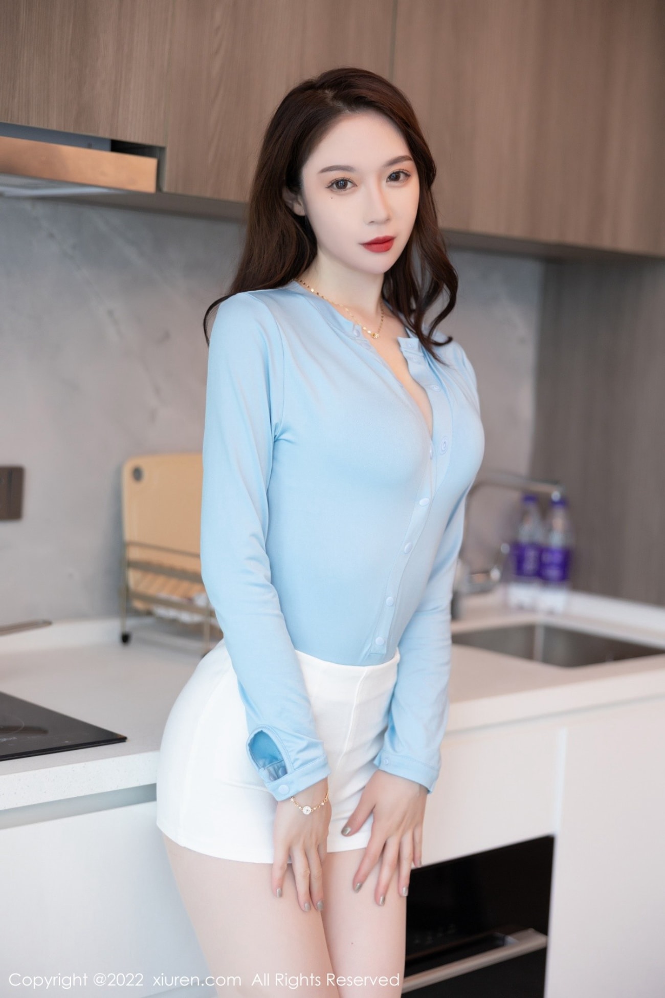 秀人网美女模特梦心玥淡蓝色服饰搭配白色超短裤心愿旅拍