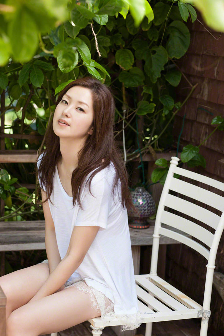 坐在椅子上的高清日本睡衣美女写真图片