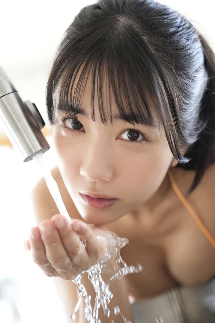 洗手的美女比基尼图片