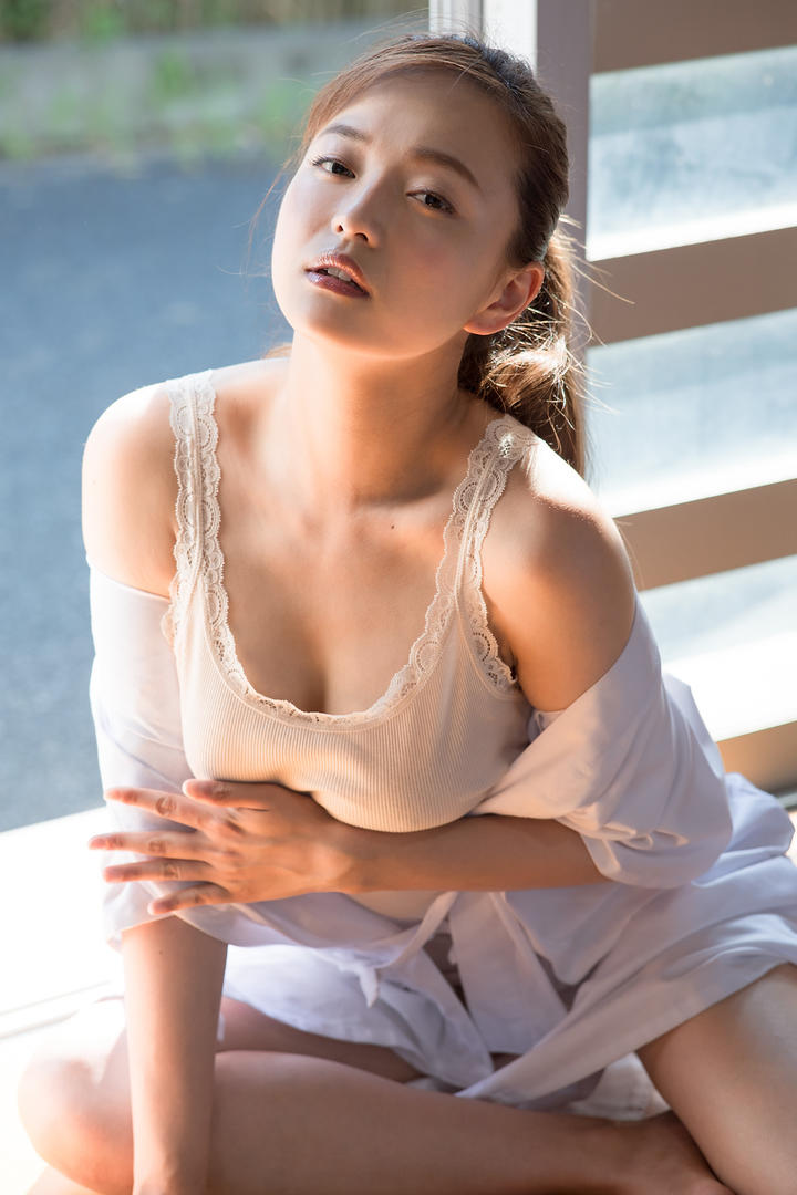 蕾丝小背心日本白皙美女性感写真图片