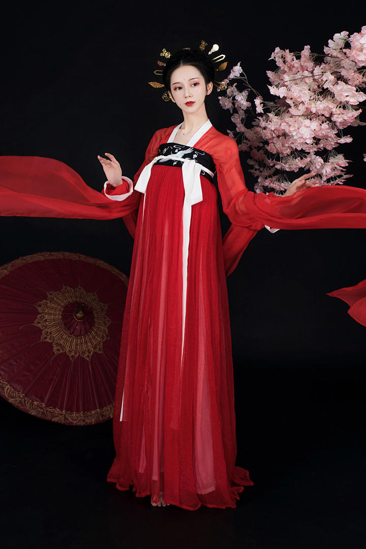 喜庆中国红古典汉服美女写真图片