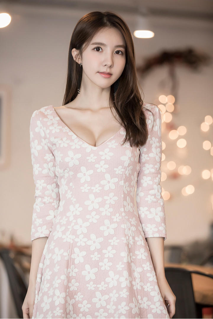 穿着长裙的高清韩国美女金孝轩图片