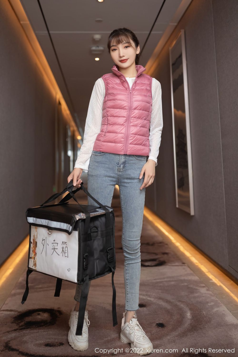 秀人网美女模特陆萱萱粉色羽绒背心外卖配送员主题写真