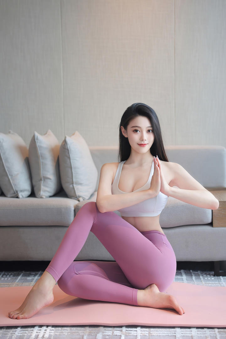 中国极品尤物穿紧身裤做瑜伽图片