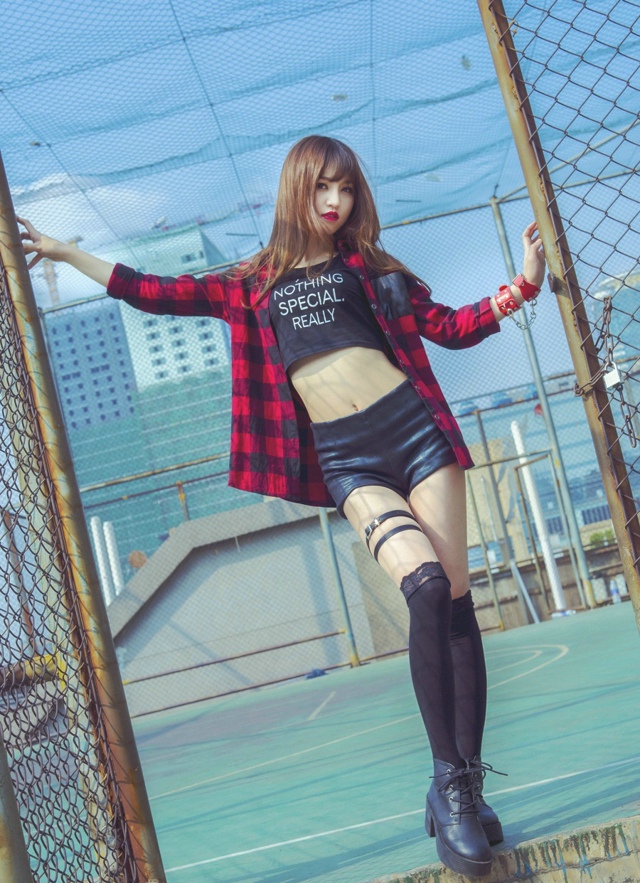 红唇清纯妹子室外写真露美背