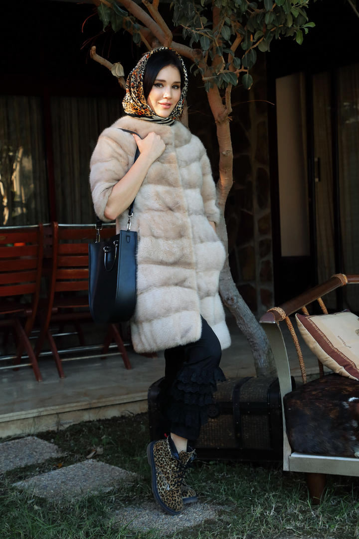 裹着豹纹头巾的欧美美女rapper图片