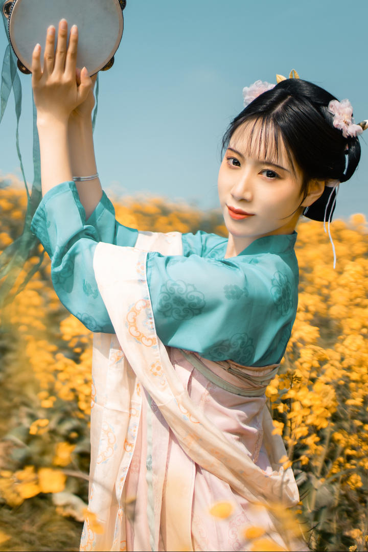 花丛中跳舞的漂亮古装美女唯美艺术照图片