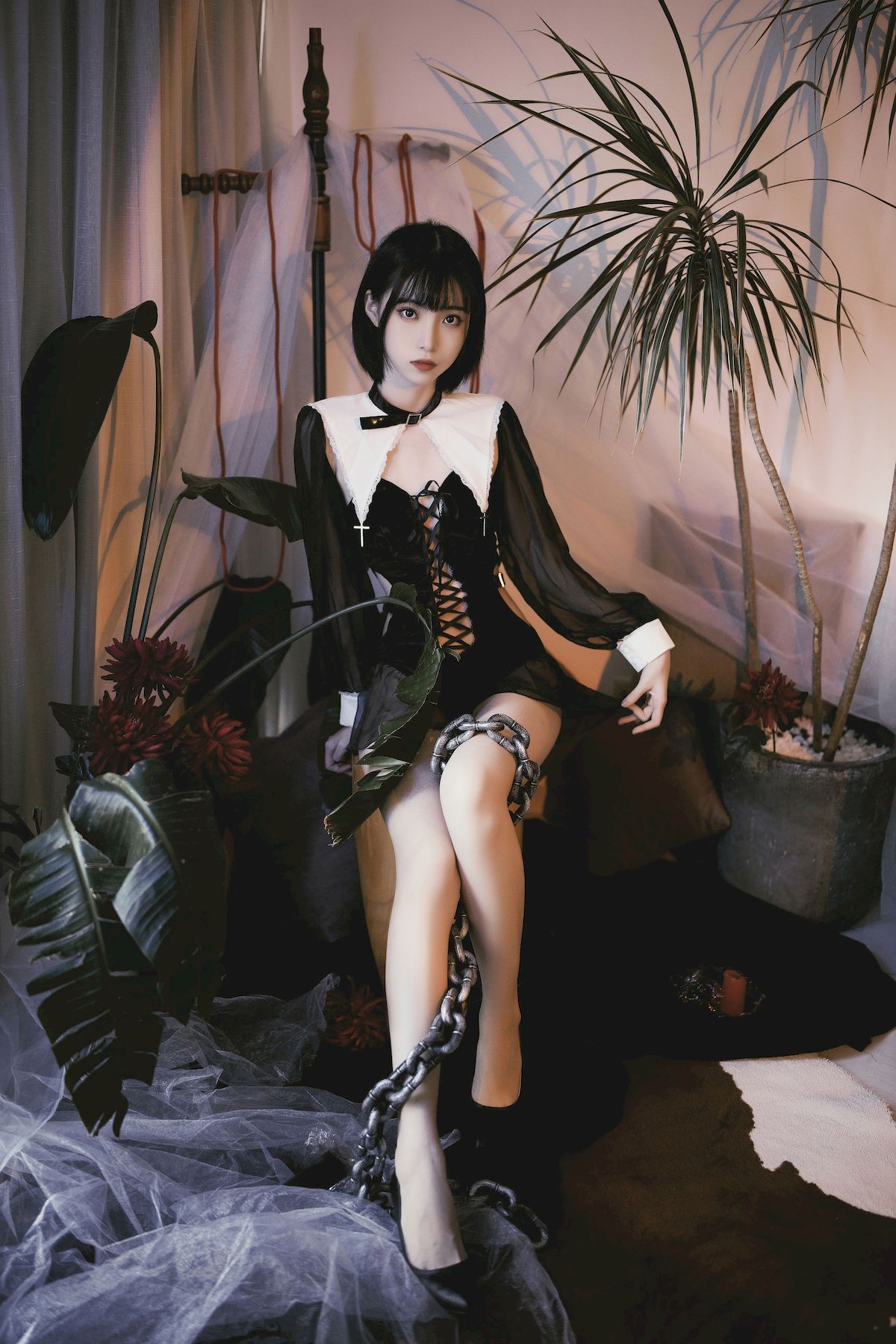 短发美女许岚LAN黑白修士服饰受伤怜惜主题写真