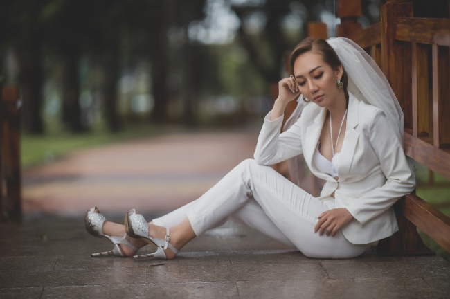 白色小西装婚纱照图片
