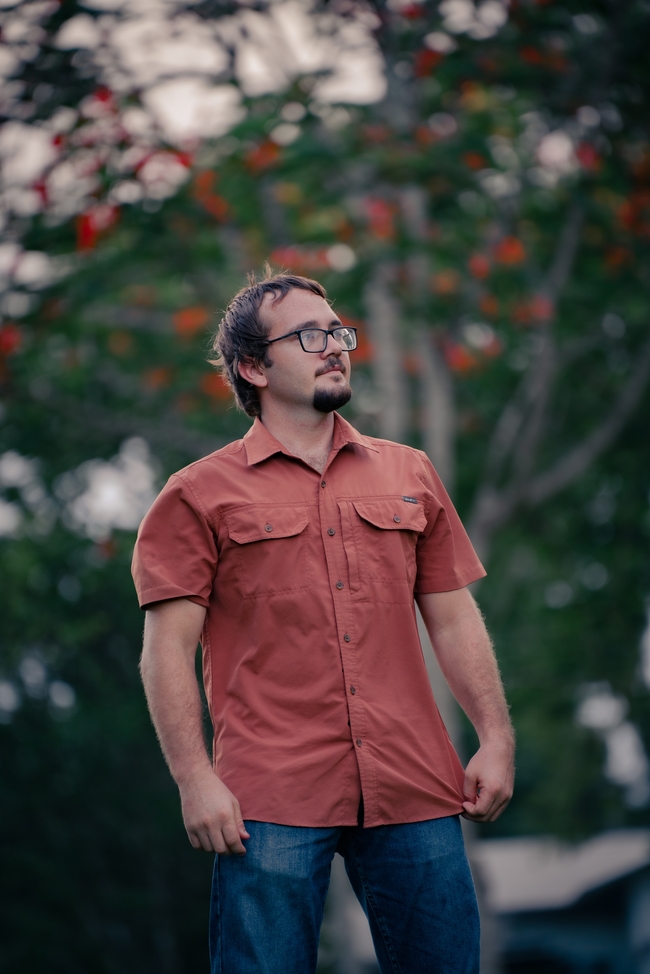 树林戴眼镜短袖衬衫帅哥图片