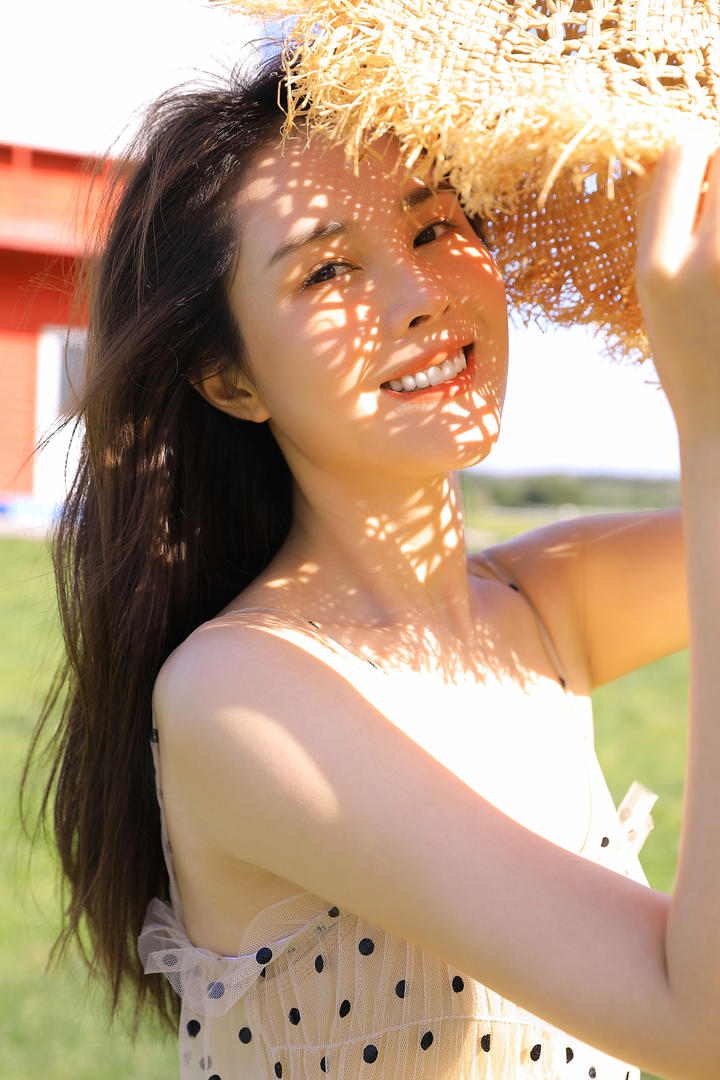 阳光下的高清气质女神甜美写真图片