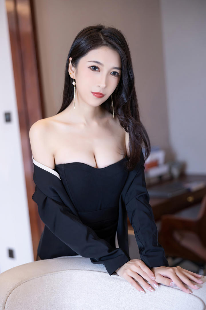 国产西西人体大胆制服诱惑美女林乐一性感大胸美女图片