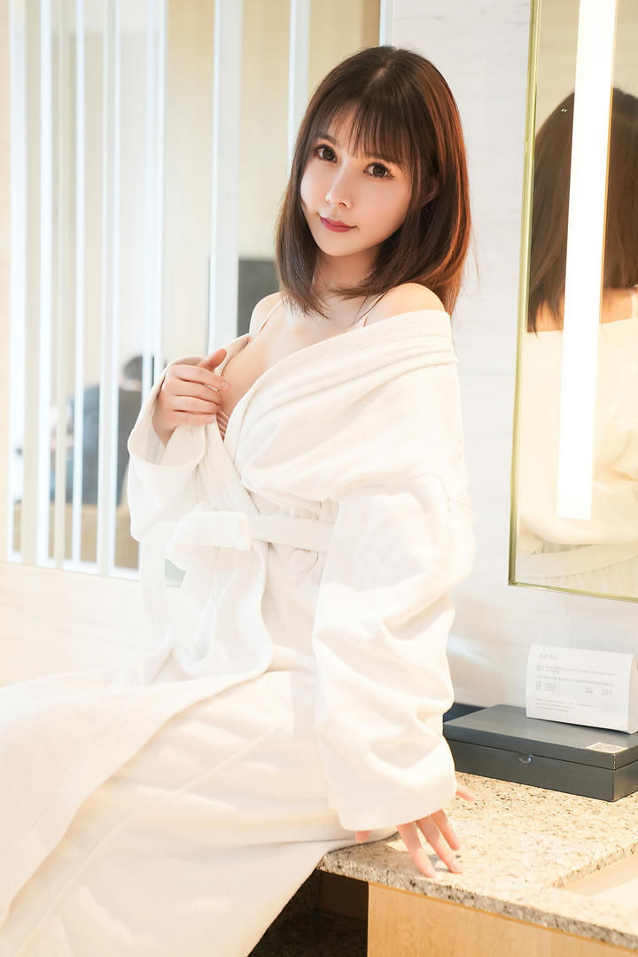 亚洲久久美女空姐酒店大胆写真高清