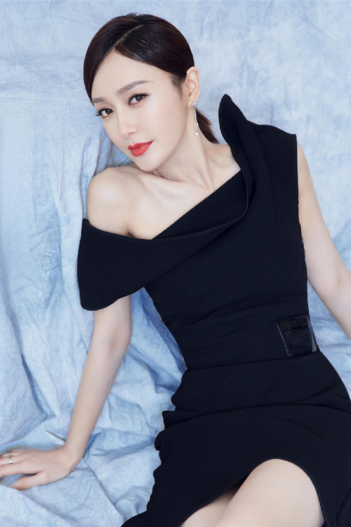 坐在床上的美女明星秦岚超短裙走光图片