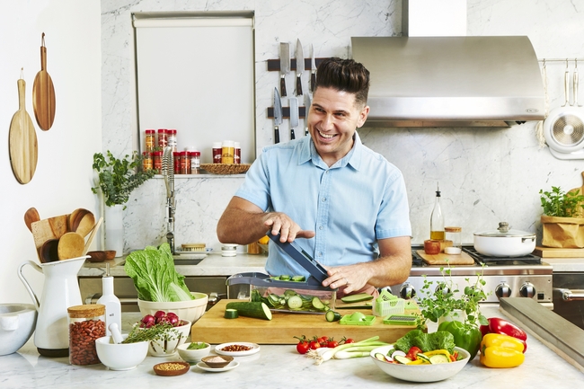 正在厨房切黄瓜的帅哥图片