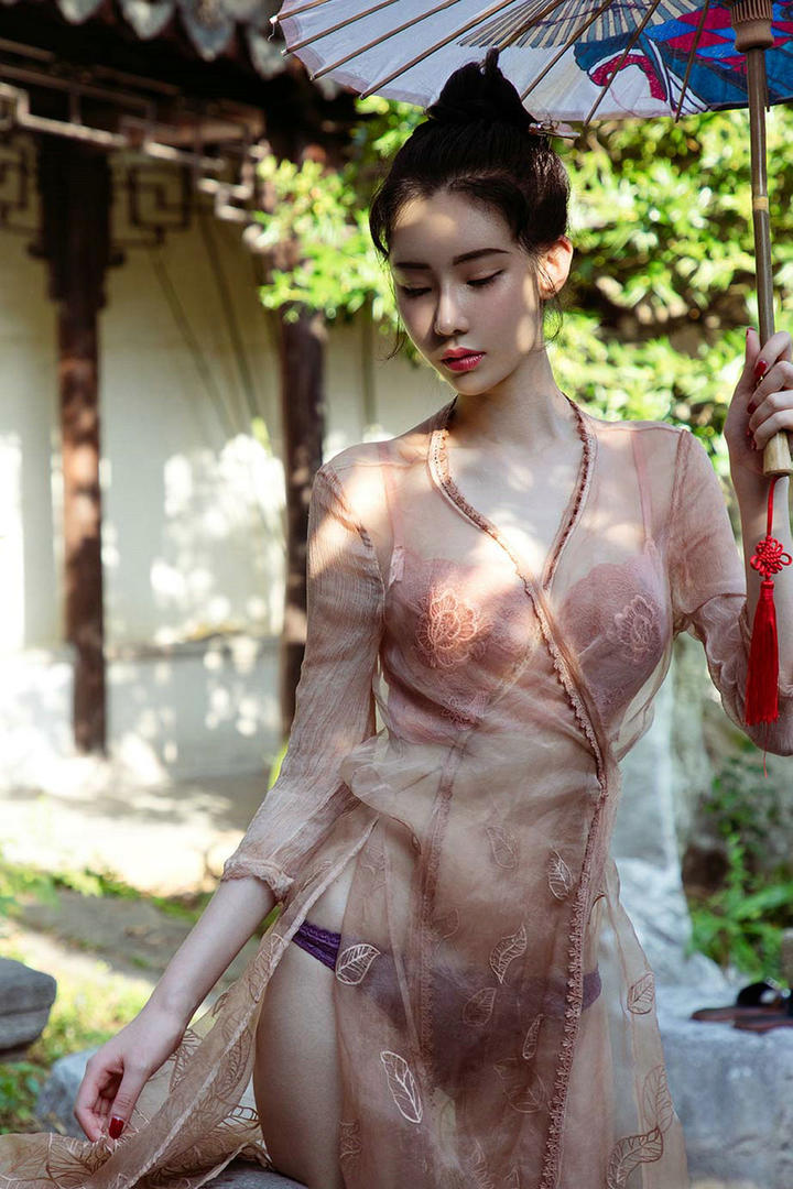 撑着伞的古装美女萌琪琪透明长裙写真图片