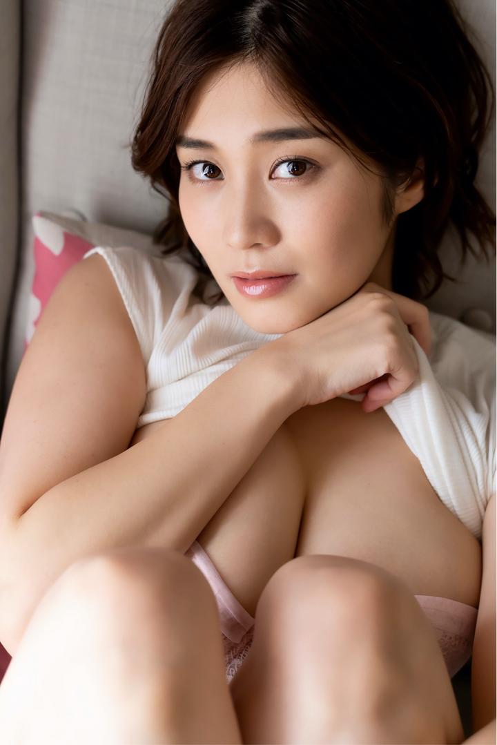 掀起上衣的日本大胸美女138人但人文艺术图片