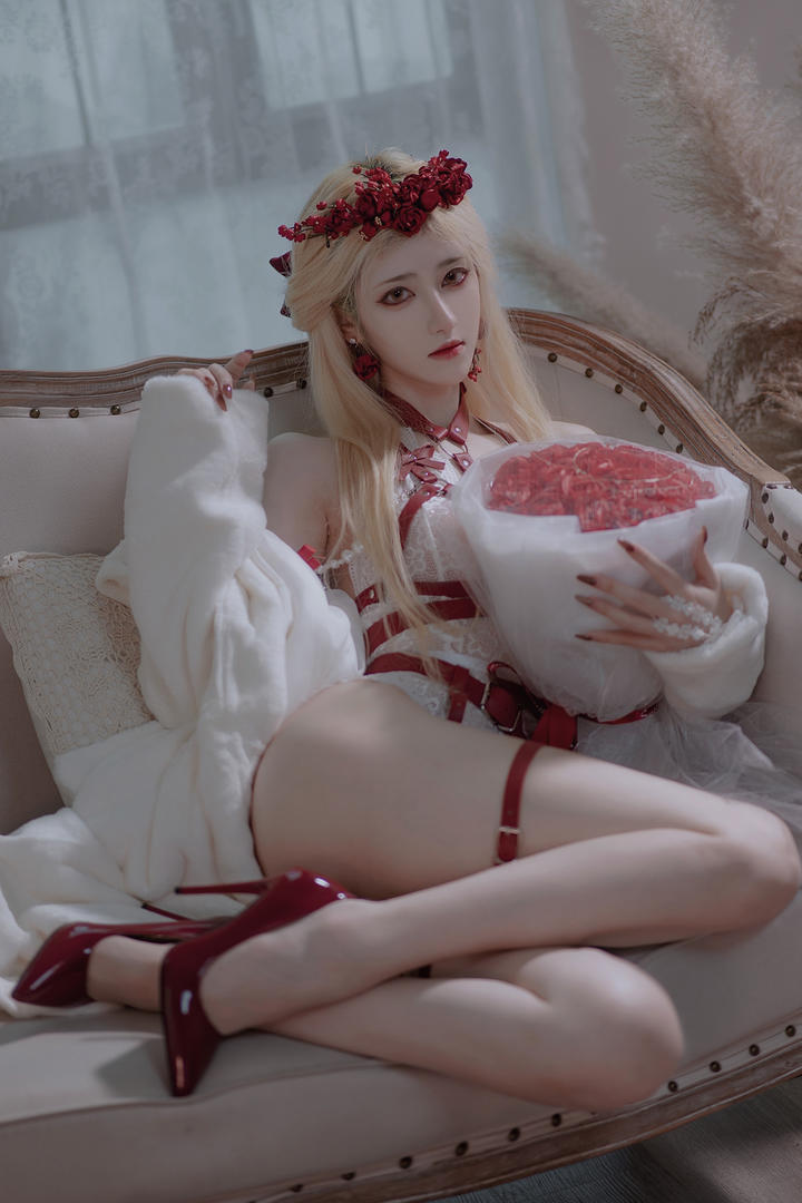 动漫主播美女手捧玫瑰艺术写真图片