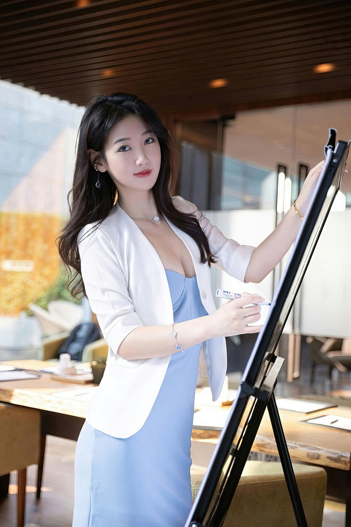 绘画的美女唐安琪秀人网高清嫩模写真图片