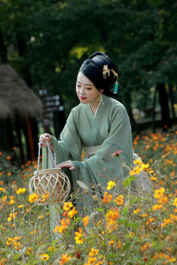 提着花篮的成熟古装美女艺术写真图片