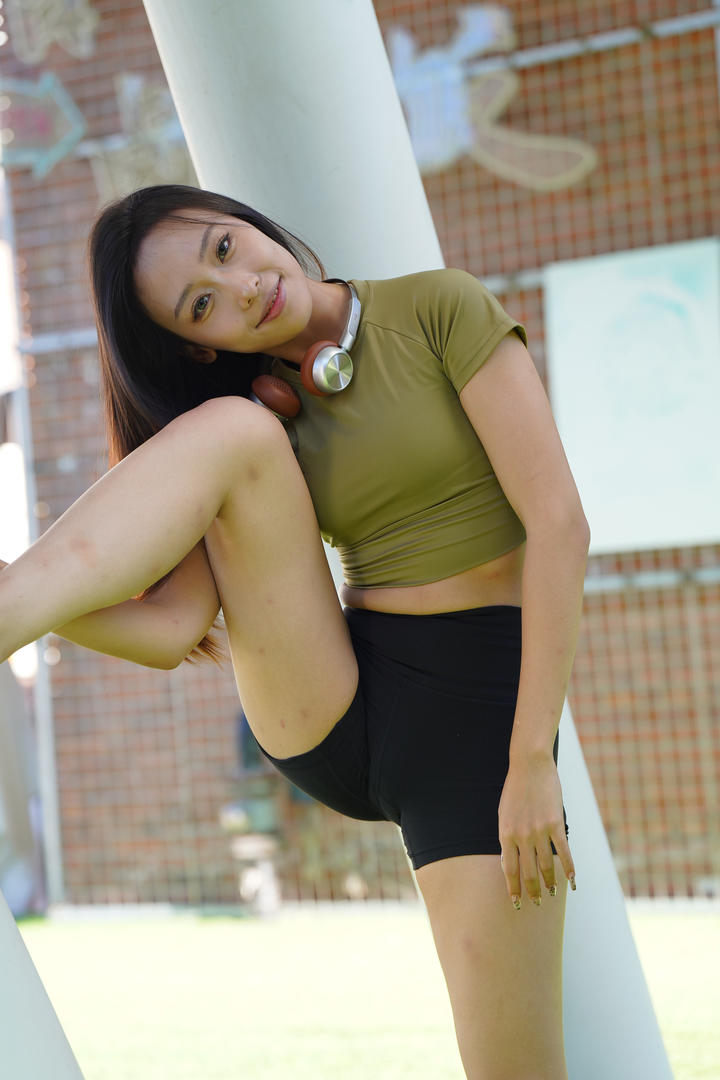 街拍紧身运动短裤女孩