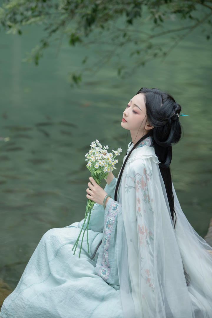 手捧鲜花的清纯古装唯美女生个人艺术照图片