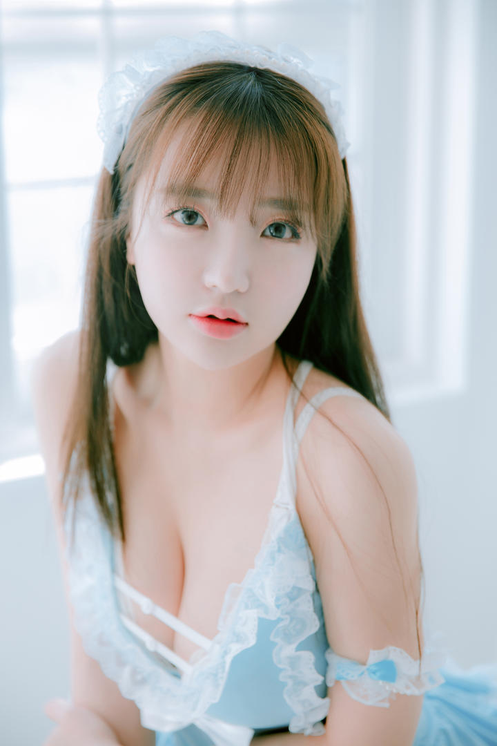 4K高清纯欲风天花板女孩性感女仆装诱惑图片