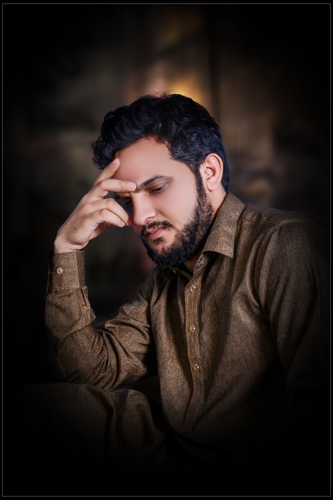 时尚成熟络腮胡帅哥写真图片