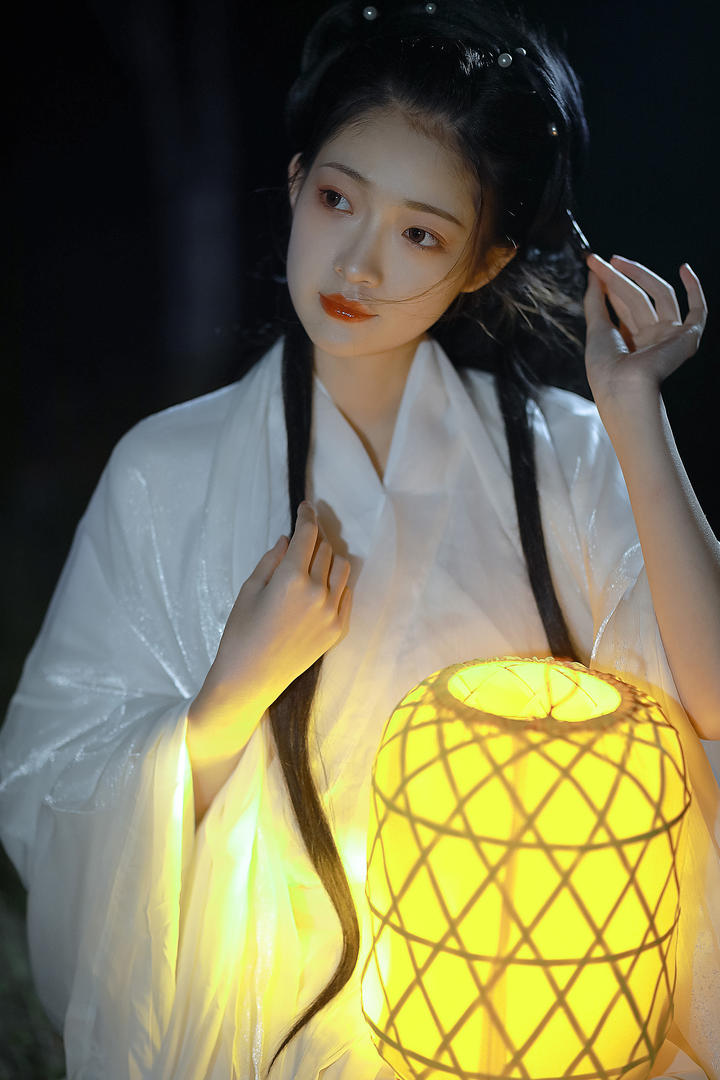 打着灯笼的清纯白衣古装美女唯美艺术写真图片