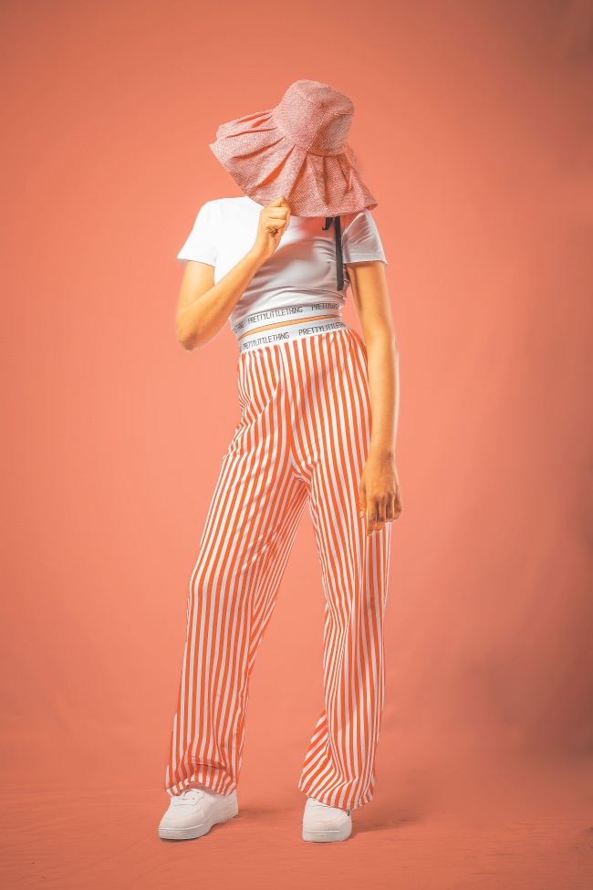 青春高挑美女写真图片