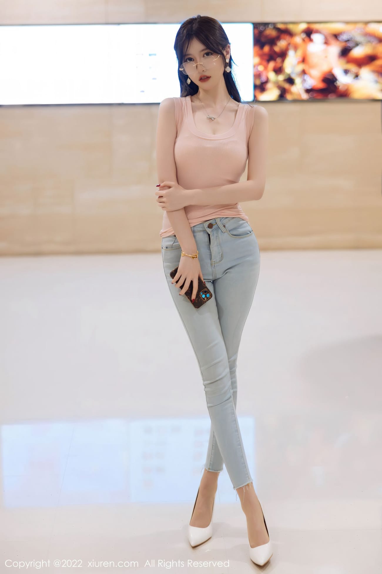 秀人网性感女神美桃酱粉色收身短款上衣牛仔裤心愿旅拍