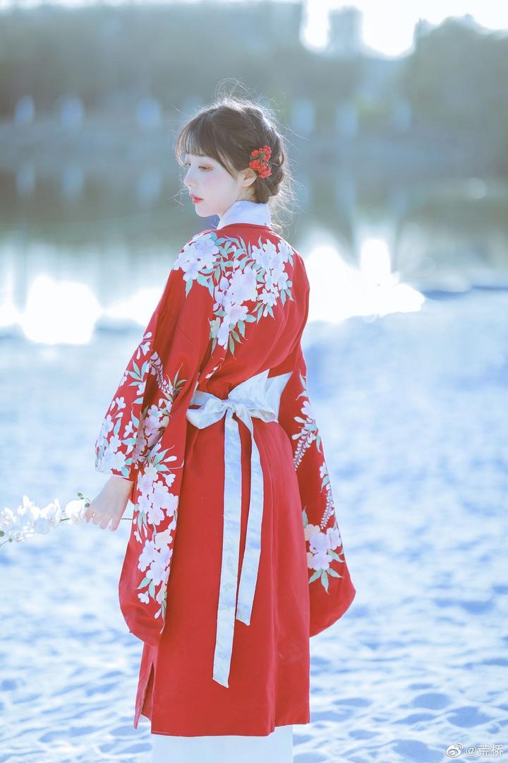 雪地中的日本和服美女艺术写真图片