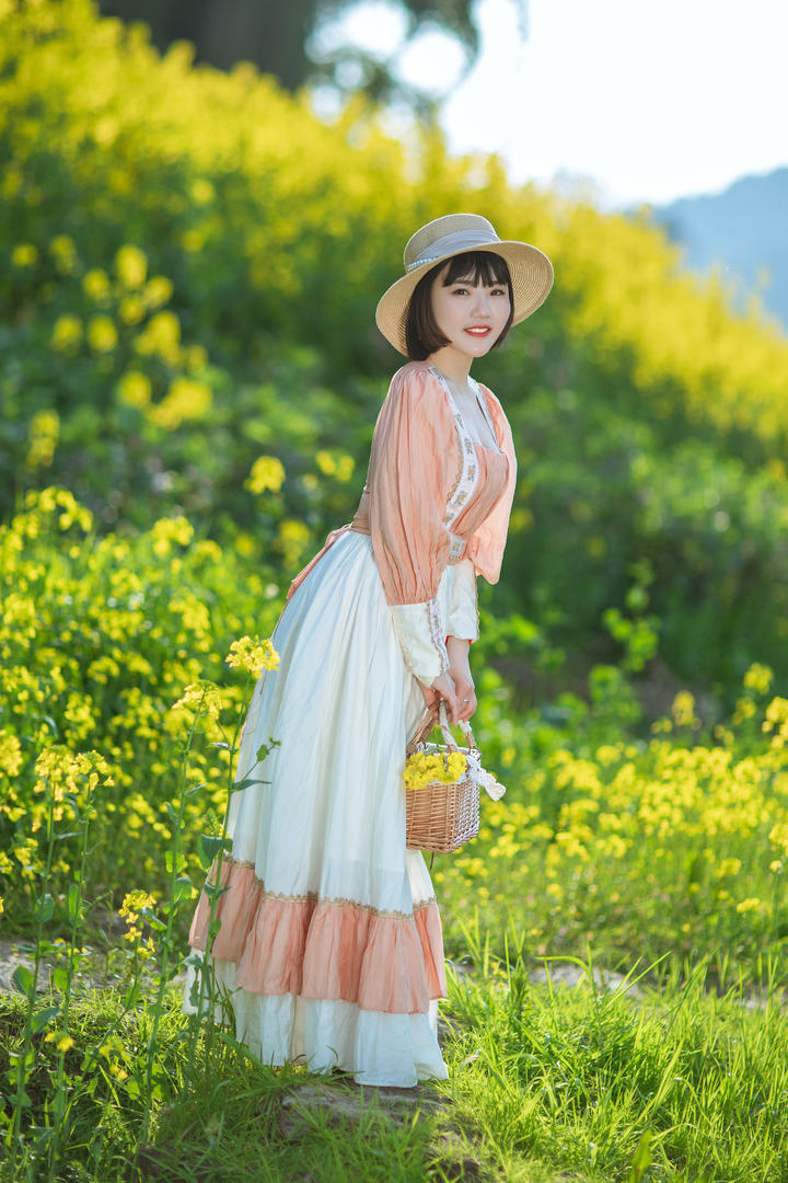 花园里的气质清纯美女唯美写真摄影图片