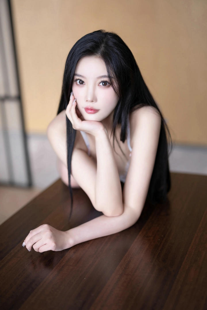 趴在桌子上的国产性感女神杨晨晨大胆美女写真套图