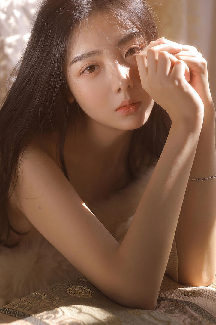 90后清纯白皙美女写真图片