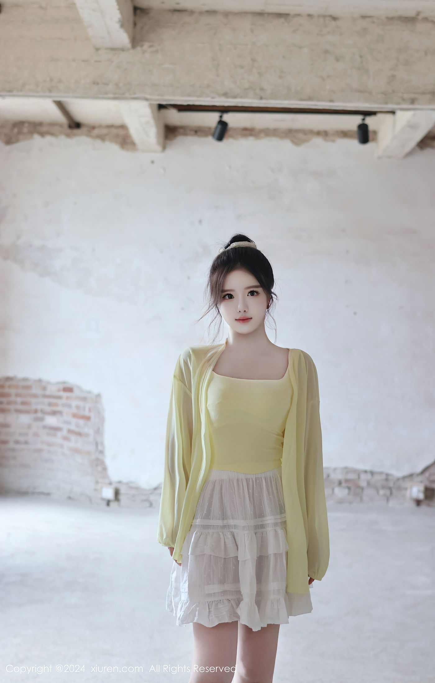 秀人网新人模特小薯条nienie共享电动车主题性感写真