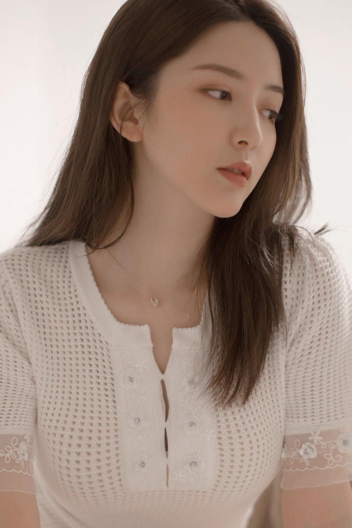 清纯漂亮的高冷气质美女写真图片