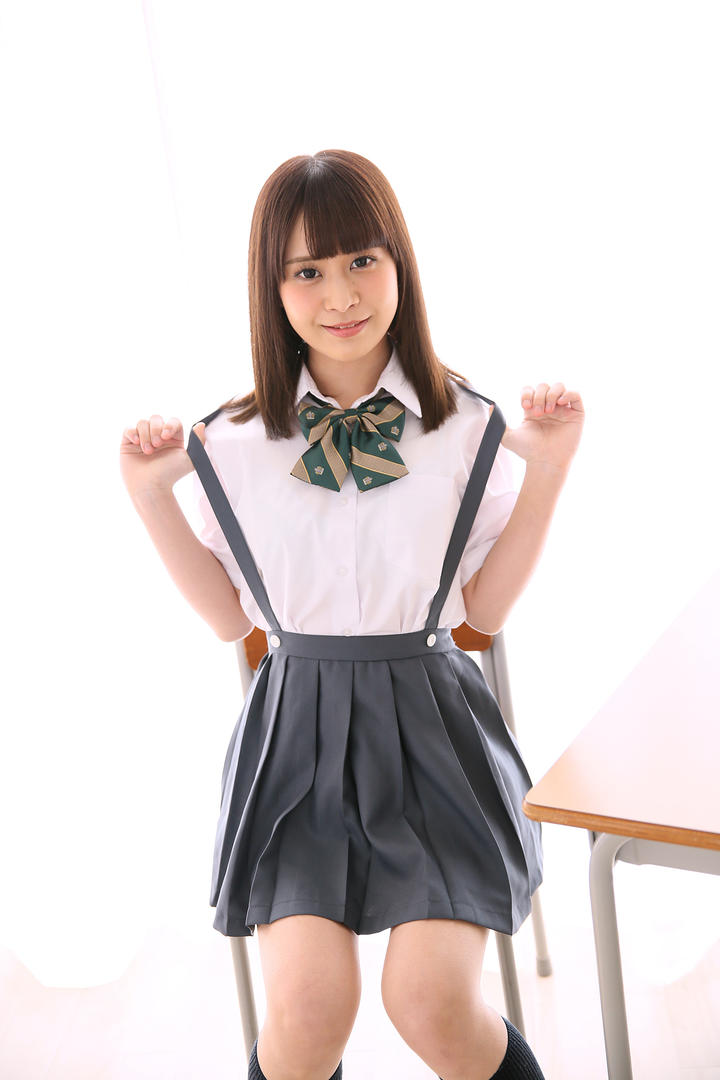 日韩在线女生制服模特图片