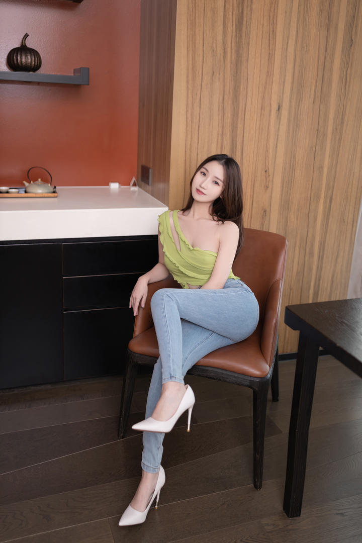 亚洲高清美腿翘臀牛仔裤美女人体写真图片