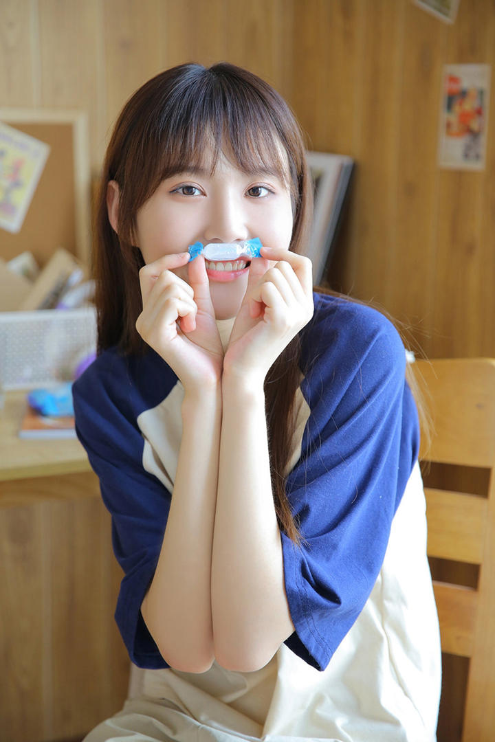 吃糖的可爱清纯美女图片
