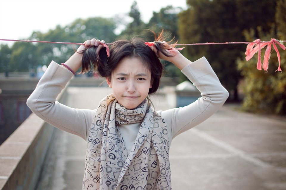 活泼可爱的清纯美女秋天外拍图片