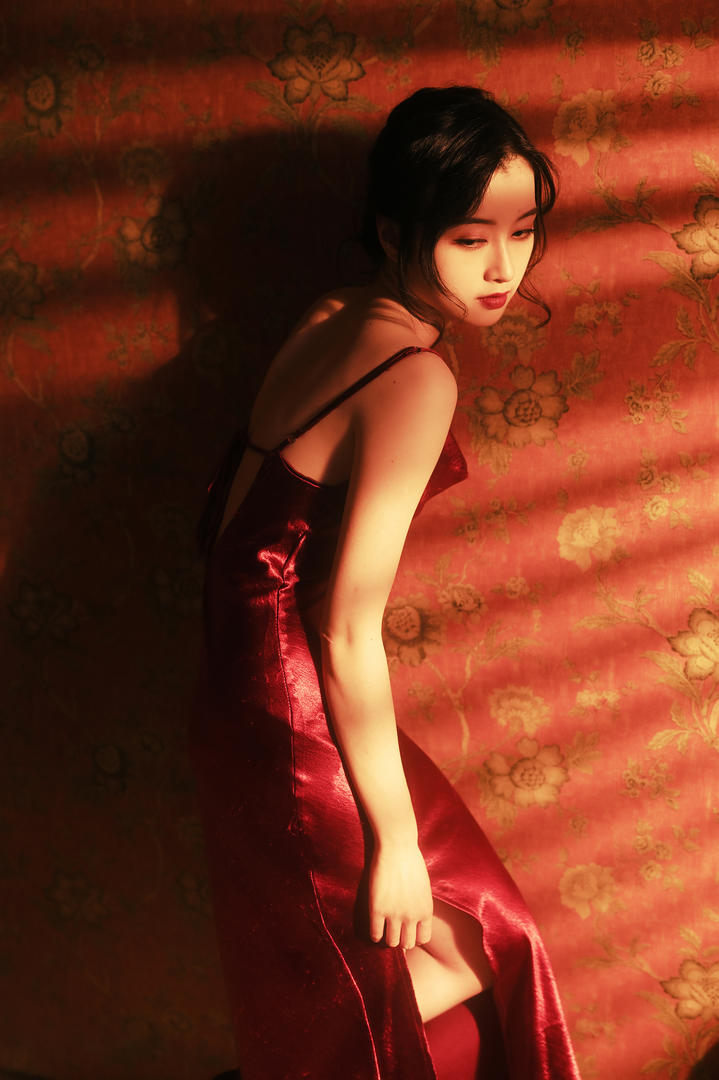 穿着红色吊带裙的京京美女131高清图片大全