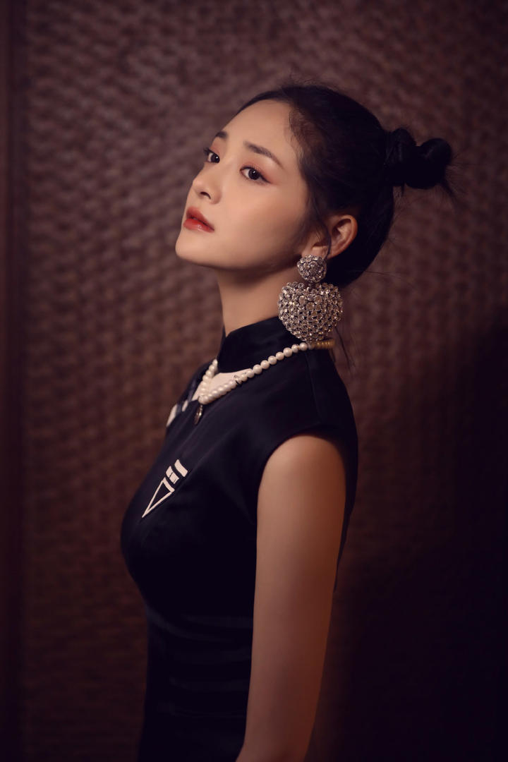高清美女明星周洁琼扎着丸子头发型黑色旗袍美女写真图片