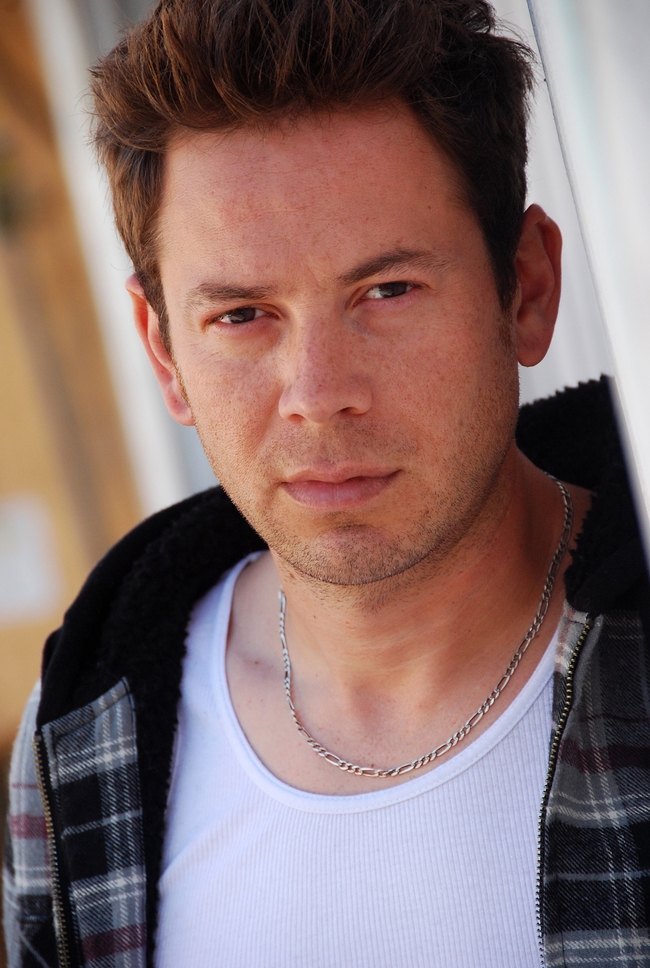 格纹衬衫白色背心帅哥图片