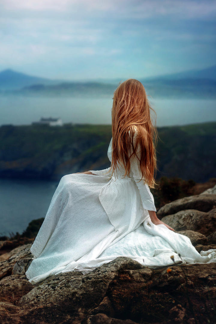 坐在石头上的高清白衣美女艺术写真图片