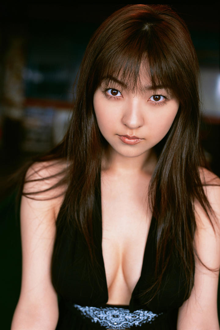 日本性感美女低胸礼服写真图片