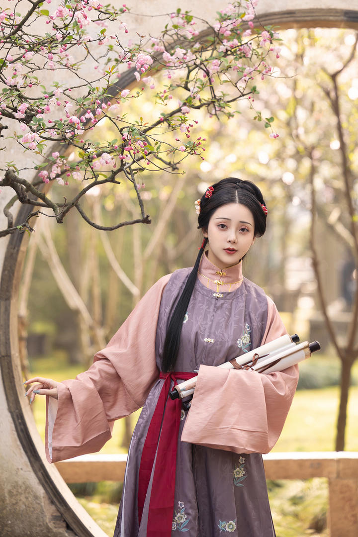 抱着字画的唯美古装美女煜月写真图片