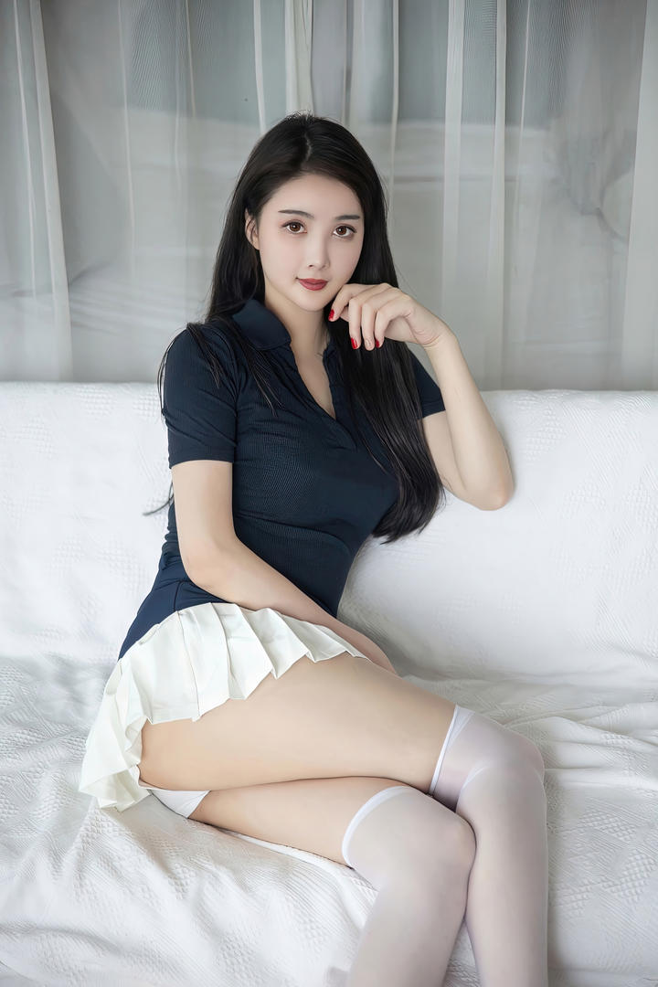 穿超短裙的白丝袜美腿女神亚洲人体艺术摄影图片